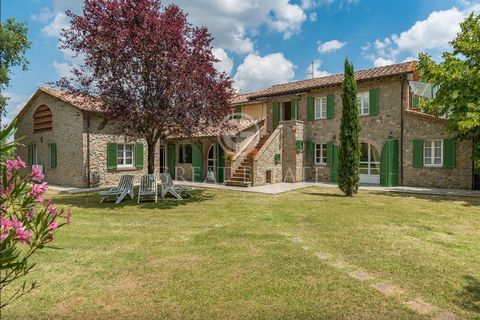 This stunning stone farmhouse in the heart of the Valdichiana, has a surface of 385 sqm. and is easily reachable through a white road of about 500 m in excellent condition. The property is arranged on two levels as follows. The ground floor consists ...