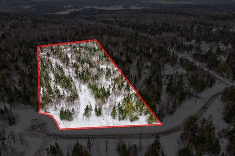 Superb land of more than 52 000sf located in a private domain consisting mainly of high-end houses. Part of the land is cleared and you have a flat area surrounded by trees in order to have a nice privacy. In addition, you have access to the private ...