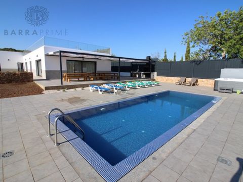House T4 and land of 2,501m2 in Loulé - São Clemente. Contemporary in style, in a place of great tranquility and with excellent areas. It comprises 4 en-suite bedrooms, 5 bathrooms, an office, a large living room, pantry, a large terrace, balconies, ...