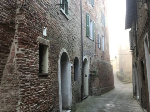 CITTA' DELLA PIEVE (PG), Historical Centre: independent flat of 80 sqm on two levels comprising: * Ground floor: living room with kitchenette and storeroom; * First floor: two double bedrooms and bathroom. Partially to be finished. Central position a...