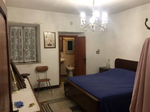 CASTIGLIONE DEL LAGO (PG), loc. Sanfatucchio: detached house on three levels of 178 sqm consisting of: * Ground floor: rustic, bathroom and cellar; * First floor: living room, kitchen, two double bedrooms and two bathrooms; * Second floor: three doub...
