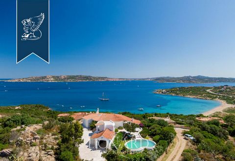 In the most panoramic point of Molte Altura, a famous seaside town on Palau's coast, there is this wonderful villa for sale, just two steps away from the renowned Bay of Nelson. Offering an enchanting view of the sea, this estate with a 2,000-sq...