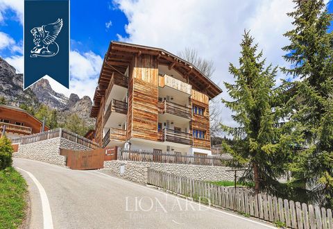 Questo elegante appartamento panoramico è in vendita in un lussuoso contesto di nuova costruzione nel cuore dell'Alta Badia, esclusiva meta sciistica tra le valli delle Dolomiti. La posizione è eccezionalmente comoda per raggiungere lo straordin...