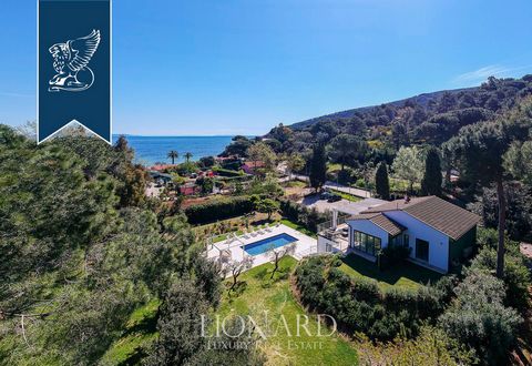 On Elba Island, just a few steps away from the seaside, there is this exclusive modern villa overlooking Tuscany's crystal-blue sea. Inserted in an uncontaminated natural reserve with small coves and paradise beaches, this house is surrounded by...