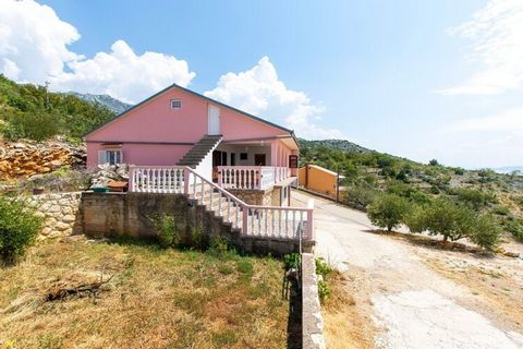 Questo bellissimo appartamento ha una terrazza con vista mozzafiato sul mare. Può ospitare comodamente una famiglia numerosa o un gruppo di amici. Goditi gli sport acquatici o non fare nulla sulla vicina spiaggia (300 m). I ristoranti distano 2 km ei...