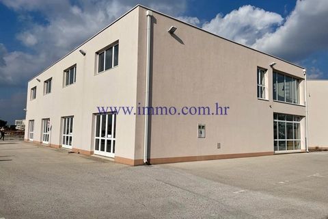 EXCLUSIVE AGENCY SALE! An office building is for sale located in the suburbs of Šibenik, only a few minutes away by car. The two-story building has a total area of 1400 m2 and is located on a plot of 2500 m2. The ground floor, with an area of 826 m2,...