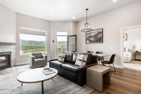 Black Rock Luxury Condominiums is perfectly located within minutes from Park City, 4 world class ski resorts, including the new Jordanelle Expressway and an easy commute to the Salt Lake City International Airport. Upgraded and include gorgeous furni...