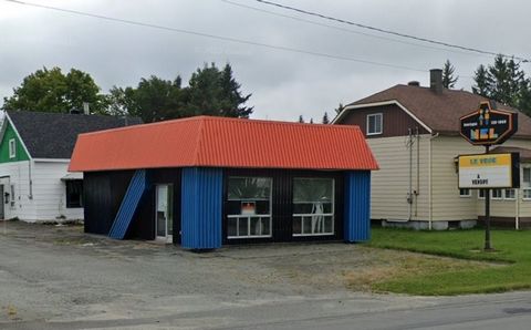 Commercial building, located on Frontenac Boulevard, in the Robertsonville sector. Its strategic location gives you visibility of choice. Several possibilities, retail, storage, showroom, etc. (to be checked with the municipality). This building prou...