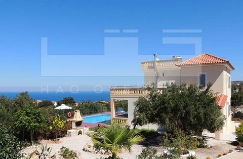 Denna charmiga villa till salu i Apokoronas Chania Kreta ligger på en upphöjd plats i byn Kambia. Den är byggd på en privat tomt på 3000 kvm med en total bostadsyta på 110 kvm, med 2 våningar. Det erbjuder panoramautsikt över havet och Vita bergen so...
