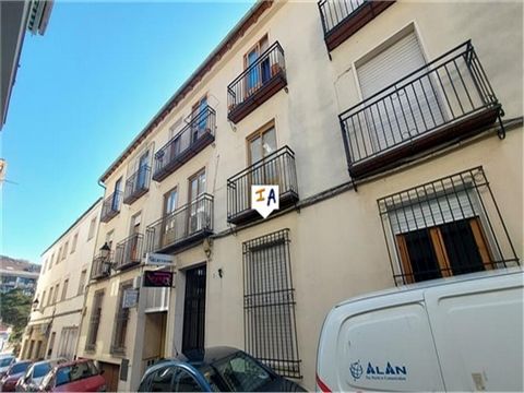 Dit appartement met 4 slaapkamers en 2 badkamers is gelegen op een gewilde locatie vlak bij het belangrijkste park en het stadscentrum in de historische stad Alcala la Real in het zuiden van de provincie Jaen, Andalusië, Spanje. Omdat het gedeeltelij...