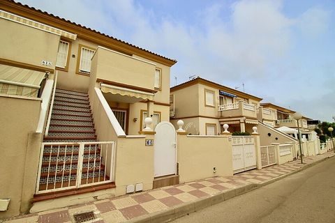 Appartement op de bovenste verdieping met 2 slaapkamers in Playa Flamenca. Volledig gerenoveerde bungalow op de bovenste verdieping met 2 slaapkamers en 1 badkamer, veranda op het oosten, gemeubileerd en uitgerust, beschikbaar voor lange termijn verh...