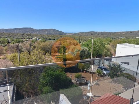 Nuovo appartamento T4 a São Brás de Alportel. Situato nella zona centrale di São Brás de Alportel, questo complesso soddisferà le tue esigenze di vivere in un luogo tranquillo ma con tutto nelle vicinanze. Questo appartamento è composto da 4 camere d...