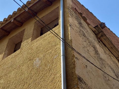 Large village house to be renovated in Miravet The structure is sound The interior is empty Offering a great opportunity to create the house of your dreams in one of the most pituresque villages on the banks of the Ebro river Situated on a corner of ...