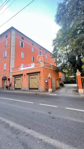Bologna - Margherita Gardens Adjacency Via Castiglione 73 m2 - Bright - New from company In the immediate vicinity of Porta Castiglione, a 73 m2 apartment is for sale, undergoing complete renovation. It is located on the third floor, entrance hallway...