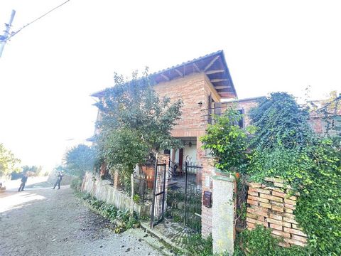 CASTIGLIONE DEL LAGO (PG), loc. Porto: Independent brick house of about 200 sqm on three levels composed of: * Ground floor: cave; * Mezzanine floor: n. 3 rooms used as warehouse, storeroom, garage and cellar. * First floor: living room, kitchen, din...
