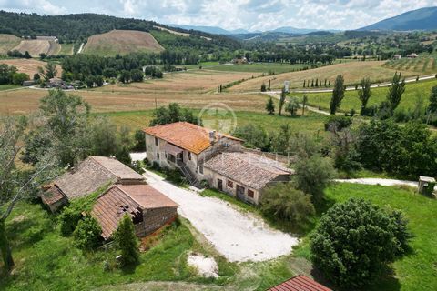 Farmhouse of approx. 420 sqm located in a hilly and panoramic position with surrounding land of approximately one hectare, agricultural annex on a single floor of approximately 200 sqm and a shed used as a barn of 200 sqm. The farmhouse is on two lev...