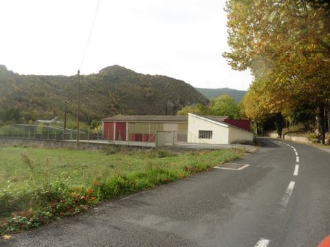 Sheet metal cladding garages of approximately 439 M2 on beaten earth, on a plot of 1120 M2 (partially tarmacked) partly constructible on 663 M2 also having a garden of 377 M2 along the river. Ideal as a deposit for a company or for a couple with an i...
