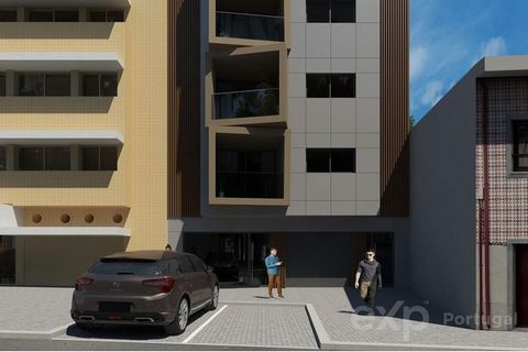 Edificio di architettura moderna in costruzione, situato nella zona di Venda Nova a Rio Tinto. Appartamento triplex con 3 camere da letto con terrazza e una superficie lorda di 258 m2.   L'immobile è composto da: Disposizione dell'appartamento: • 1 °...