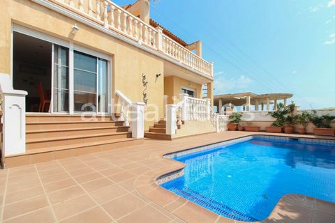 Villa of 295 m2 on a plot of 418 m2 in the Miramar area, 5 minutes by car from Altea and 10 minutes from La Nucia. The property is distributed over 3 floors. The main floor consists of 2 bedrooms with fitted wardrobes, 1 bathroom, separate kitchen an...