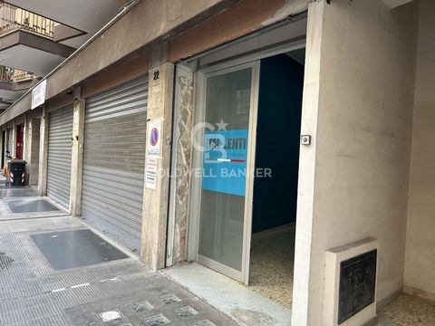 PUGLIA - BARLETTA - VIA FERDINANDO CHIEFFI We offer for sale a completely renovated commercial space with a good income, located in a central position and with a high concentration of both vehicular and pedestrian traffic. The solution is equipped wi...