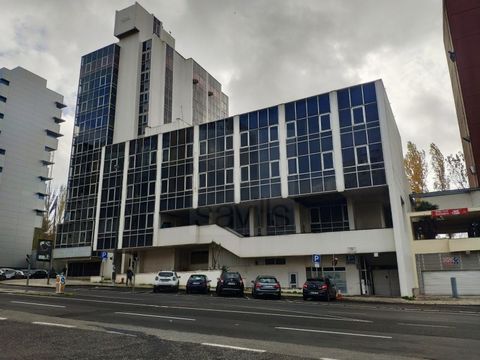 This building consists of 11 floors above ground, for offices, with 98 parking spaces, is strategically positioned in Av. José Malhoa, with quick access to the entire city. The large windows that surround both sides of the building, and the fractions...