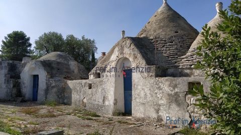 For sale is an interesting complex of trulli and lamia for renovation in the countryside of Ceglie Messapica, a short distance from the town centre. The trullo-type building, consisting of a total of 4 cones, is composed of a central room with two al...