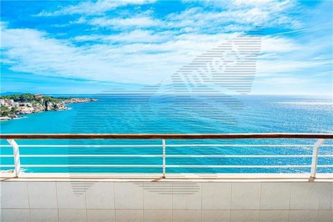 Frontline to the sea. Direct access to the sea. Apartment with spectacular views on the first line with direct access to the sea. Apartment of about 138m2 approx. plus terrace that is distributed in a spacious living room with access to the terrace, ...