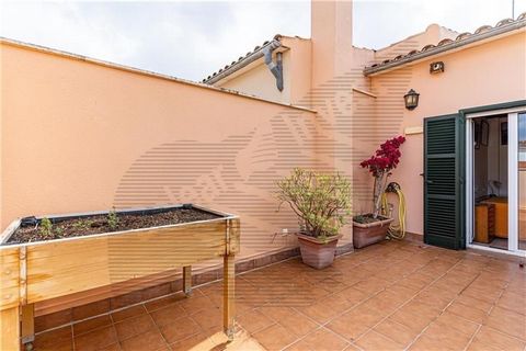 Townhouse of approximately 132m2 plus terraces. This townhouse has a large living room with fireplace and access to the terrace, fitted kitchen with access to the terrace, 4 double bedrooms with fitted wardrobes, from the master bedroom there is an e...