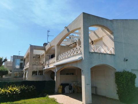 Corner townhouse just 400m from the sea in the Tarraco area of Cambrils. The house of 115m2 is distributed over two floors where there are three bedrooms, two bathrooms, independent equipped kitchen, solarium, terrace of 25m2 and living-dining room w...