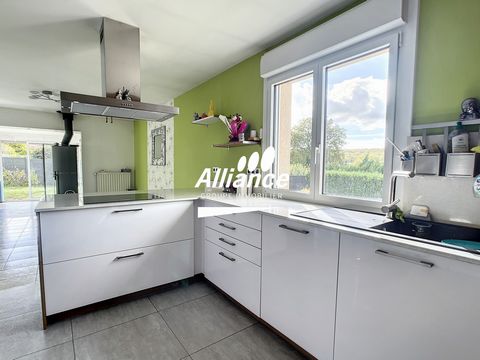 Bavans, Sainte Marie area: for sale beautiful detached house on basement, located in a residential area, quiet. The interior space is composed of an entrance, a spacious and bright living room opening onto a large heated veranda with level access to ...