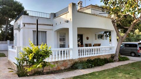 Welkom in deze uitzonderlijke villa in Spanje, een ware oase van rust genesteld in het hart van een weelderige tuin. Met 9 ruime kamers, 4 elegante slaapkamers en een royale bewoonbare oppervlakte van 155 m² biedt deze woning een ongeëvenaarde leefru...