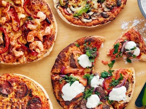 PIZZA/CAFE -- GLEN IRIS -- #5153939 Phisa Cafe * Located in GLEN IRIS, the store is large * $8,000 per week, at the train station * Extremely low weekly rent of $800, double door * Open for 6 days only, with liquor license/function room * Newly furni...