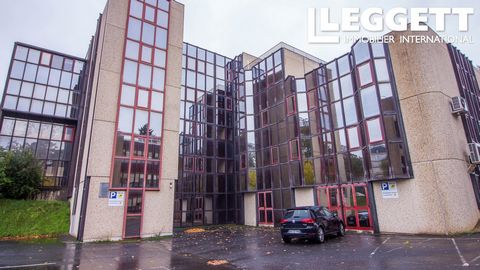 A25085DGE16 - Excellent location for this large office building with car park, ideal for rental investment Information about risks to which this property is exposed is available on the Géorisques website : https:// ...
