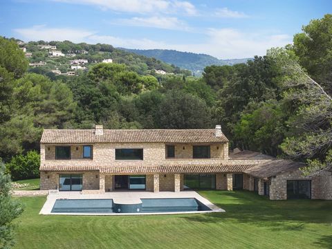 Elegance and charm are the key words for this exceptional property with the scent of Provence, located near the village of St Paul de Vence, in the heart of a private, discreet estate in a dominant position with panoramic views as far as the sea. The...