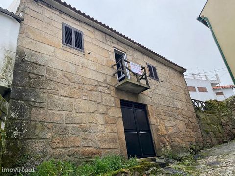 Maison individuelle V2 de 2 étages, avec patio à Sanfins do Douro, Alijó. La propriété se compose de: • Rez-de-chaussée: grand pour le stockage; • Etage: hall, cuisine, salon, 2 chambres et salle de bains. Propriété dans un état raisonnable. Situé da...