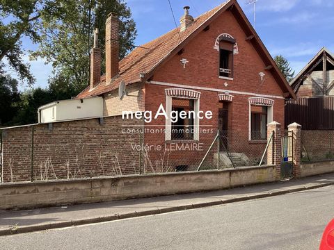 detached brick house on a pretty, fully enclosed plot of land of 1136m² located in Caix, it is composed as follows: a corridor leading to a living room, a lounge, a large bedroom, a kitchen, a bathroom and a toilet on the ground floor . Upstairs, two...