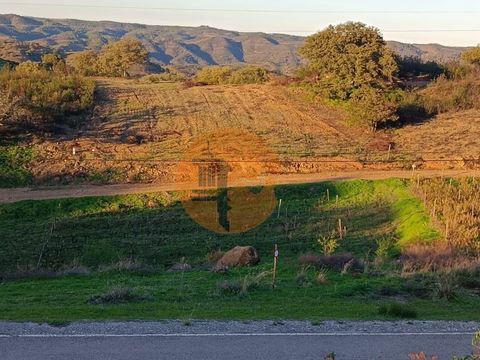 Rustikales Grundstück mit 2.840 m2 in Corujos, in Castro Marim. Gute Zufahrt über Asphalt. Nächster Strom. Ein paar Bäume. Flaches Teil für Wohnwagen und abnehmbares Haus. Ausgezeichnete Sonneneinstrahlung. Etwa 25 Minuten von den besten Stränden der...