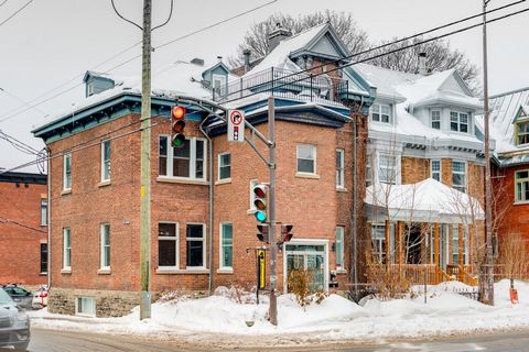 Magnificent income property for sale. Located in a prime location in Quebec City, the building includes 3 residential units and a 1200 square foot commercial space A step away from all accommodations, public transportation, grocery stores etc. In add...