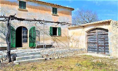 18th century MaJorcan estate located between the municipalities of Montüiri and Algaida, at the foot of Puig de Randa, with stunning views of the countryside and mountains and an area of 94 cuarteradas (546,660 m2). Farm of 55 hectares with dry crops...