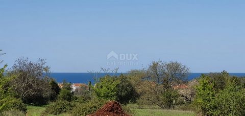 Location: Istarska županija, Poreč, Poreč. ISTRIA, POREČ - Building land with a project, sea view The town of Poreč, almost two thousand years old, is located in a port protected from the sea by the island of Sveti Nikola. Due to its extraordinary ge...