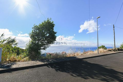 Fantastic land with 410 m2, located in the parish of Santa Cruz, with feasibility for the construction of a house, located next to the road, quiet area, excellent view, close to the center of the city of Santa Cruz. Nearby you can find a bar, mini ma...