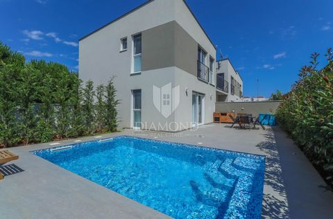 Location: Istarska županija, Pula, Valdebek. Istria - Pula We present to you this new house with a swimming pool in Pula, only 3 km from the sea and the city center in a quiet residential area. On the ground floor, the hallway leads to the bedroom, b...