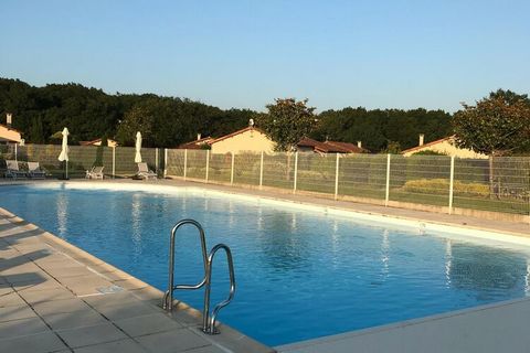 Reserve una espaciosa villa con un gran jardín privado en este pequeño y tranquilo parque de vacaciones. Ideal para familias y grupos. Todas las villas disponen de baño privado con aseo y ducha independientes, techos altos abovedados e impresionantes...