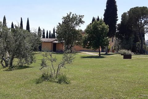 Diese schöne Villa in Marciano Della Chiana in der wunderschönen Toskana verfügt über einen privaten Swimmingpool und einen attraktiv eingerichteten Garten. Es ist die ideale Wahl für einen Traumurlaub mit Familie und Freunden. Die Gegend ist ideal f...