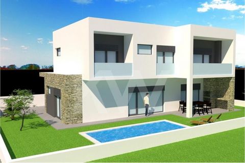 Discover this luxury 4-bedroom villa in Aroeira, with 3 suites on the top floor and an additional bedroom on the first floor, with a complete bathroom, garage and swimming pool, situated in a quiet one-way street. The villa stands out for its modern ...