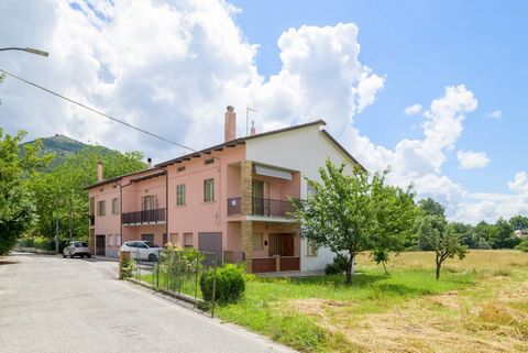 DESCRIZIONE PROPRIETÀ Situato in una posizione comoda e tranquilla, questo appartamento di 125 mq si trova al primo piano. La proprietà è composta da soggiorno, cucina con camino, entrambi dotati di terrazzi, due spaziose camere matrimoniali, una cam...