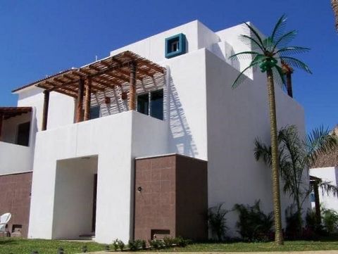 Huis te koop in Acqua Ixtapa: Een oase van luxe en comfort! Droomt u van een strandhuis dat stijl, comfort en een bevoorrechte locatie combineert? Uw droom staat op het punt uit te komen met deze geweldige woning te koop in Acqua Ixtapa! Acqua Ixtapa...