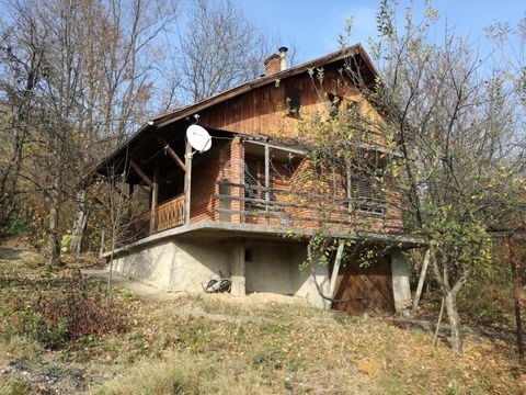 Imoti Tarnovgrad bietet Ihnen eine monolithische Villa in der Nähe des Alexander-Stamboliyski-Staudamms. Die Villa ist in drei Ebenen unterteilt. Das erste umfasst eine große Garage und einen Abstellraum. Die anderen beiden sind ausschließlich Wohnge...