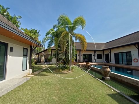 PHUKET UNA VILLA LAYAN AL PIANO TERRA con cucina open space a soggiorno in stile orientale con 4 camere da letto e 4 bagni. Completamente arredato in un Design contemporaneo con dispensa separata e lavanderia. Tutte le camere hanno accesso diretto al...