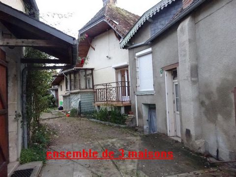 Ensemble de 3 maisons sur un terrain de 1200 m²,dépendances,cave,puits. La première de 5 m² comprend cuisine,salle d'eau,wc,séjour-salon,chambre,maison en bon état La deuxième de 44 m² comprend :cuisine-séjour, salle d'eau,wc.A l'étage un palier dess...